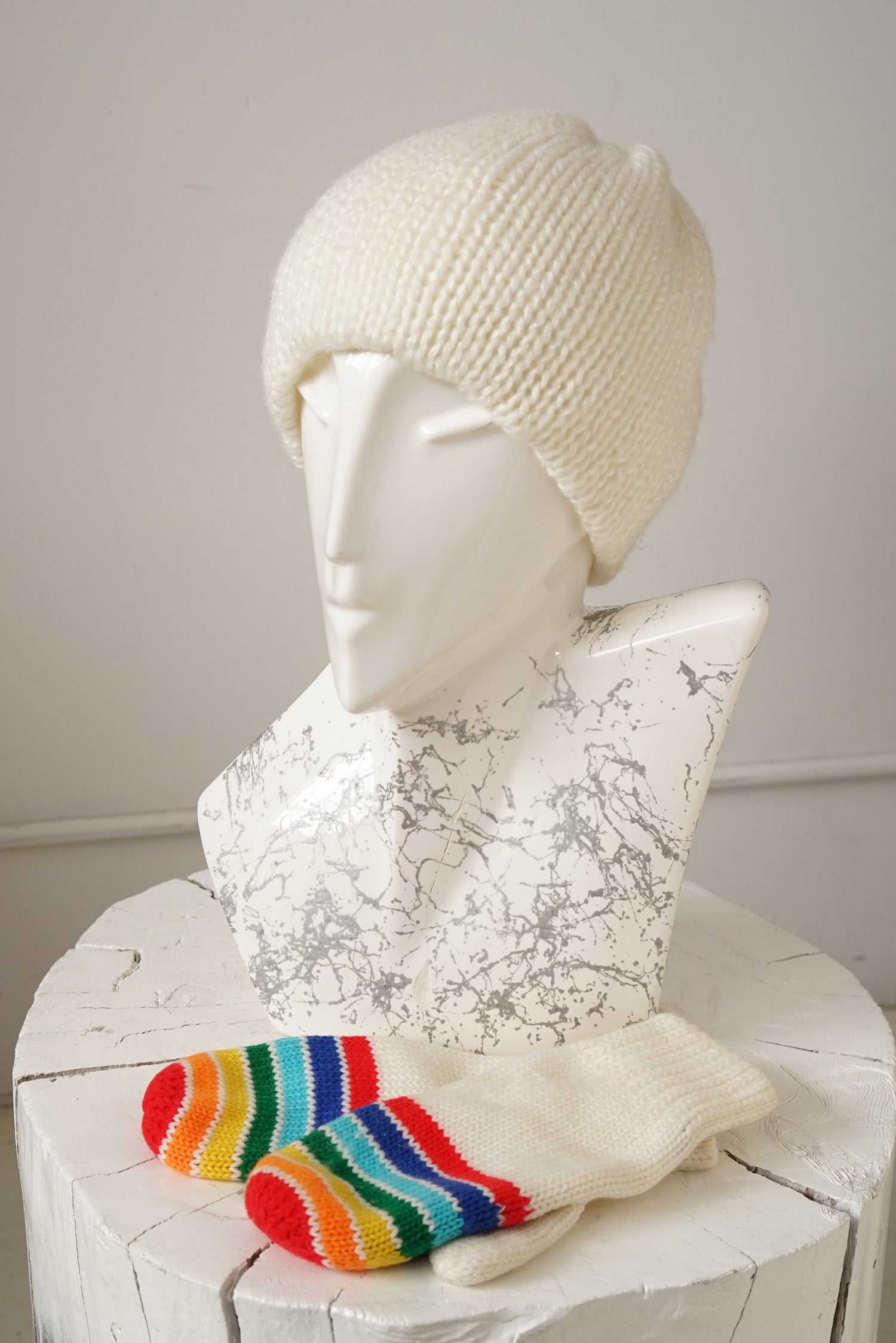 Ensemble tuque et mitaines multicolores en tricot vintage blanc