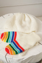 Load image into Gallery viewer, Ensemble tuque et mitaines multicolores en tricot vintage blanc
