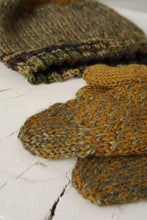 Load image into Gallery viewer, Ensemble tuque et mitaines en tricot vintage kaki et mélange de vert jamais porté
