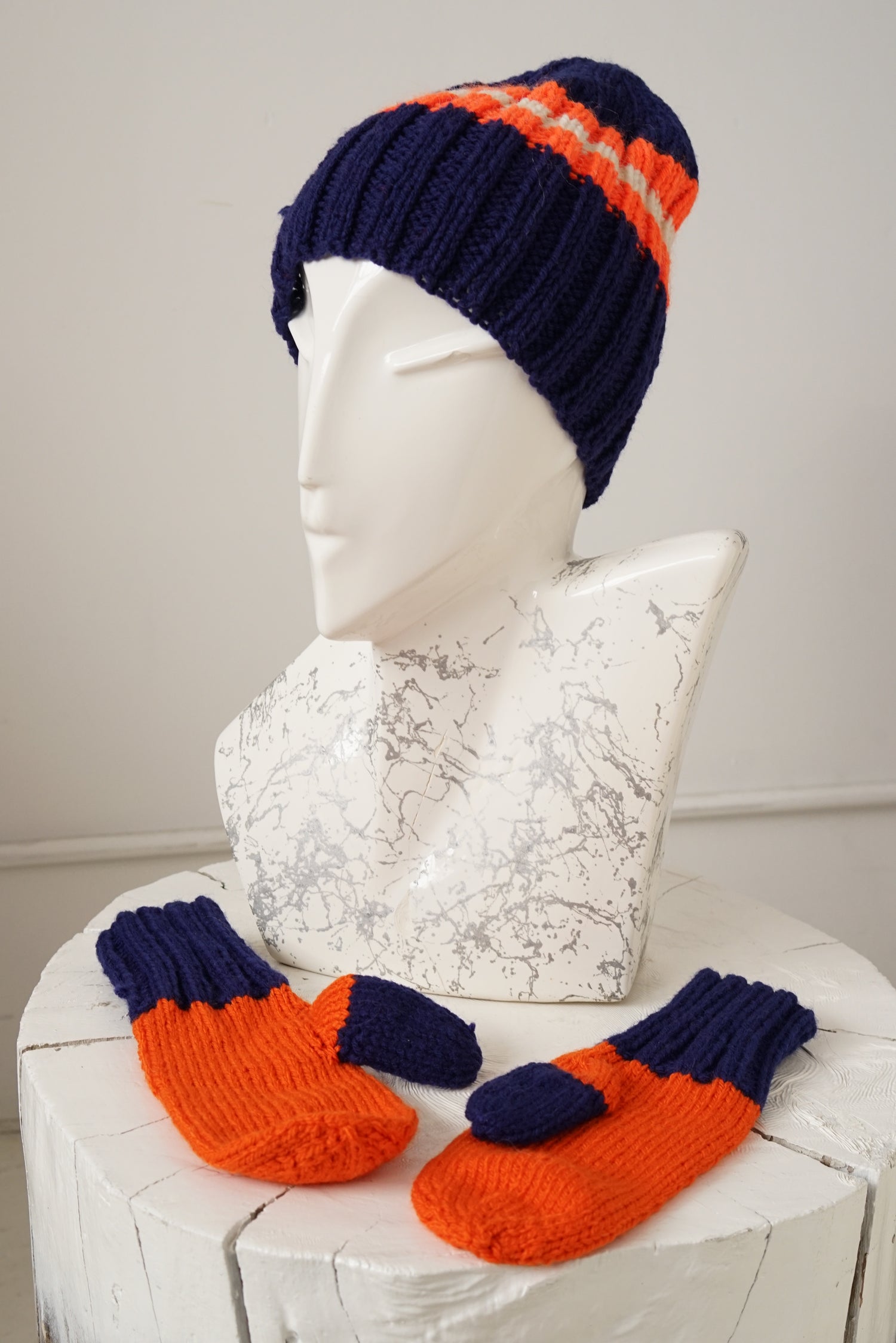 Ensemble de tuque et mitaines en tricot vintage bleu foncé et orange jamais porté