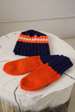 Charger l&#39;image dans la galerie, Ensemble de tuque et mitaines en tricot vintage bleu foncé et orange jamais porté
