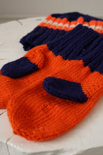 Load image into Gallery viewer, Ensemble de tuque et mitaines en tricot vintage bleu foncé et orange jamais porté
