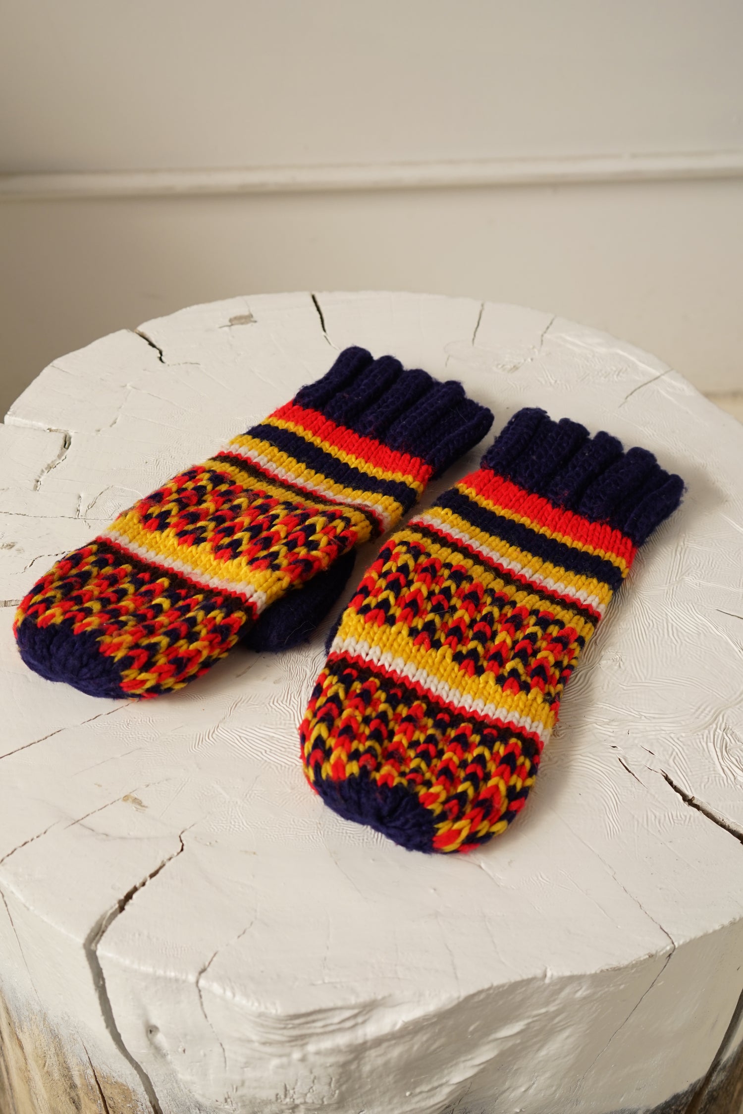 Mitaines en tricot vintage bleu foncé et couleurs primaires