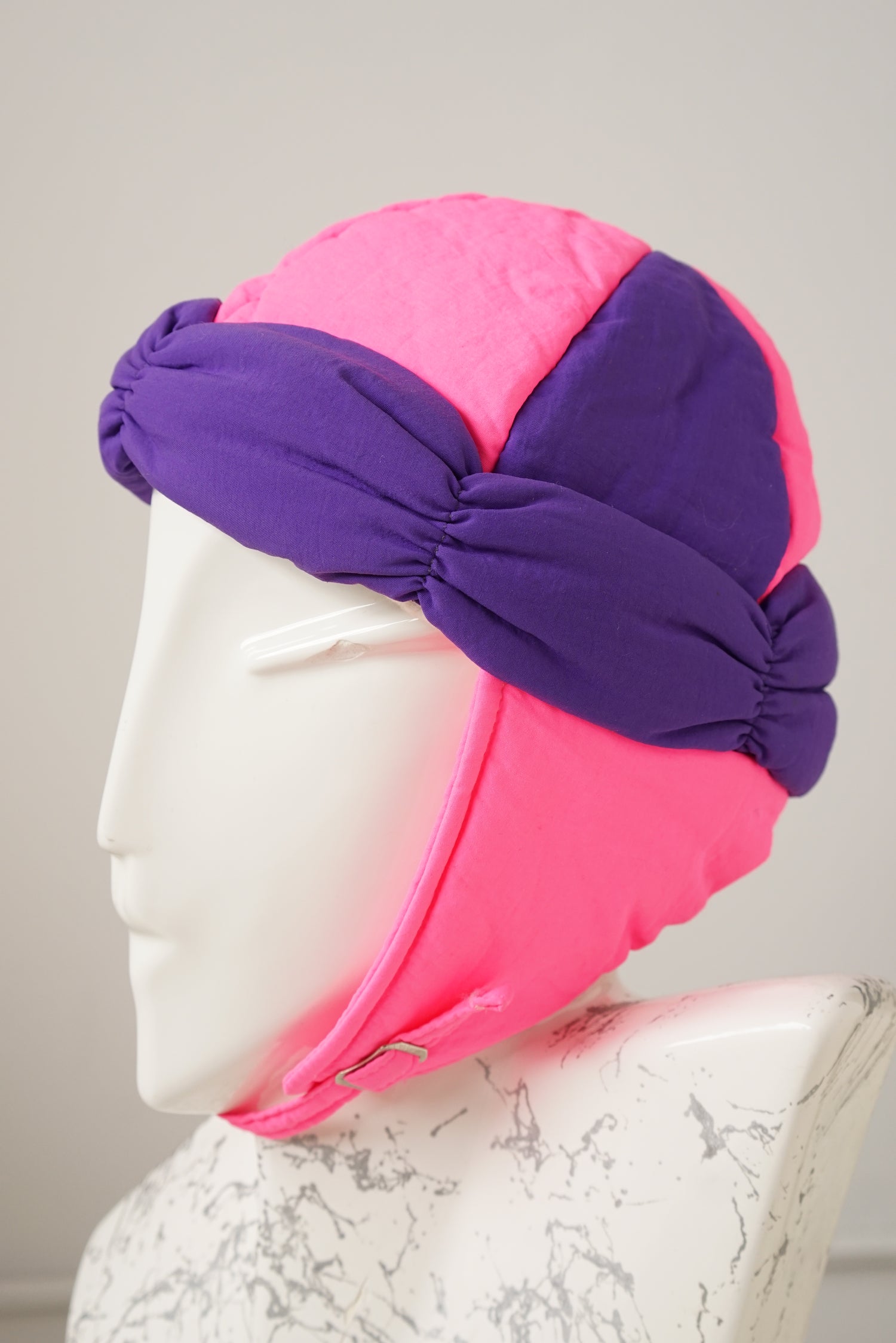 Chapeau puffy rétro 80s rose fluo et mauve