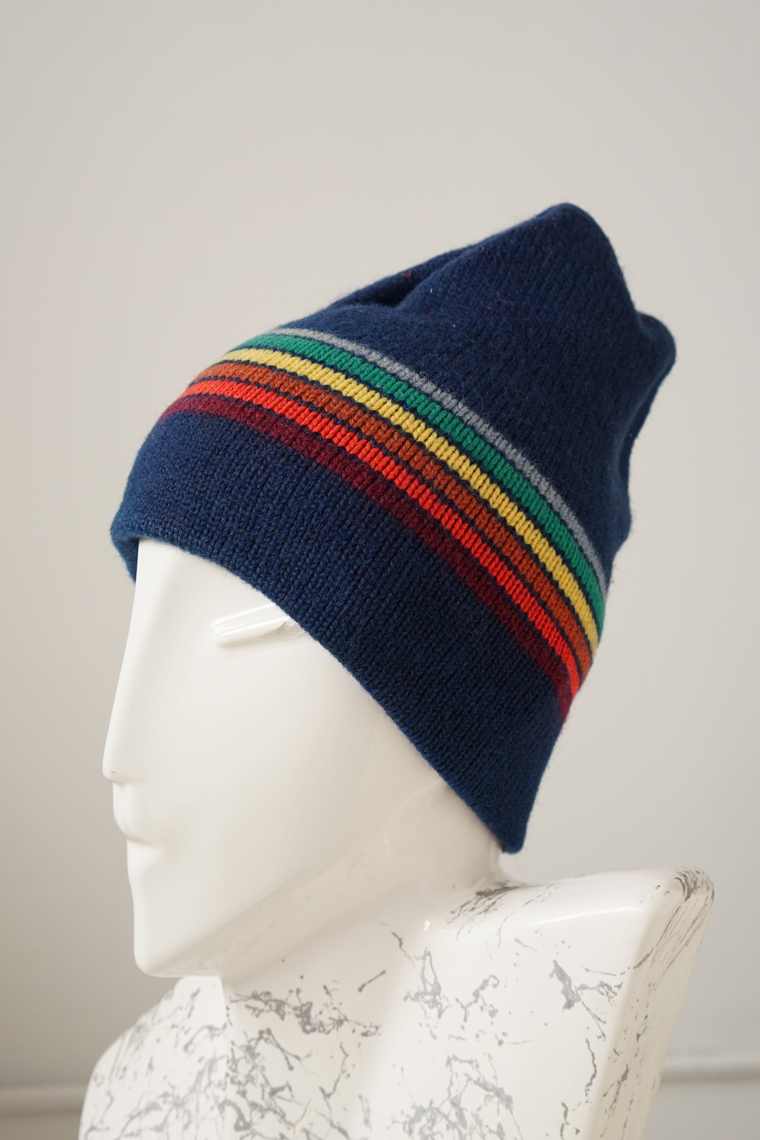 Tuque vintage en laine bleu foncé et lignes colorés S-M