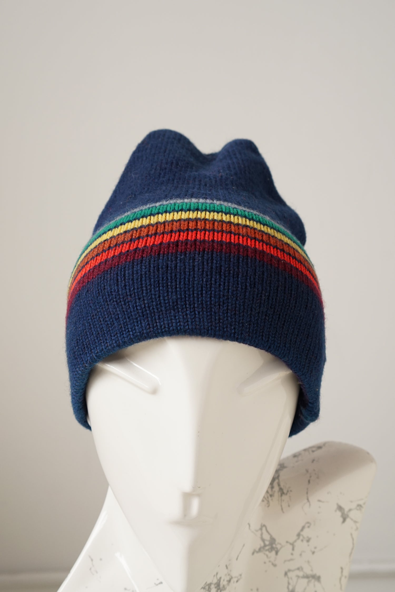 Tuque vintage en laine bleu foncé et lignes colorés S-M