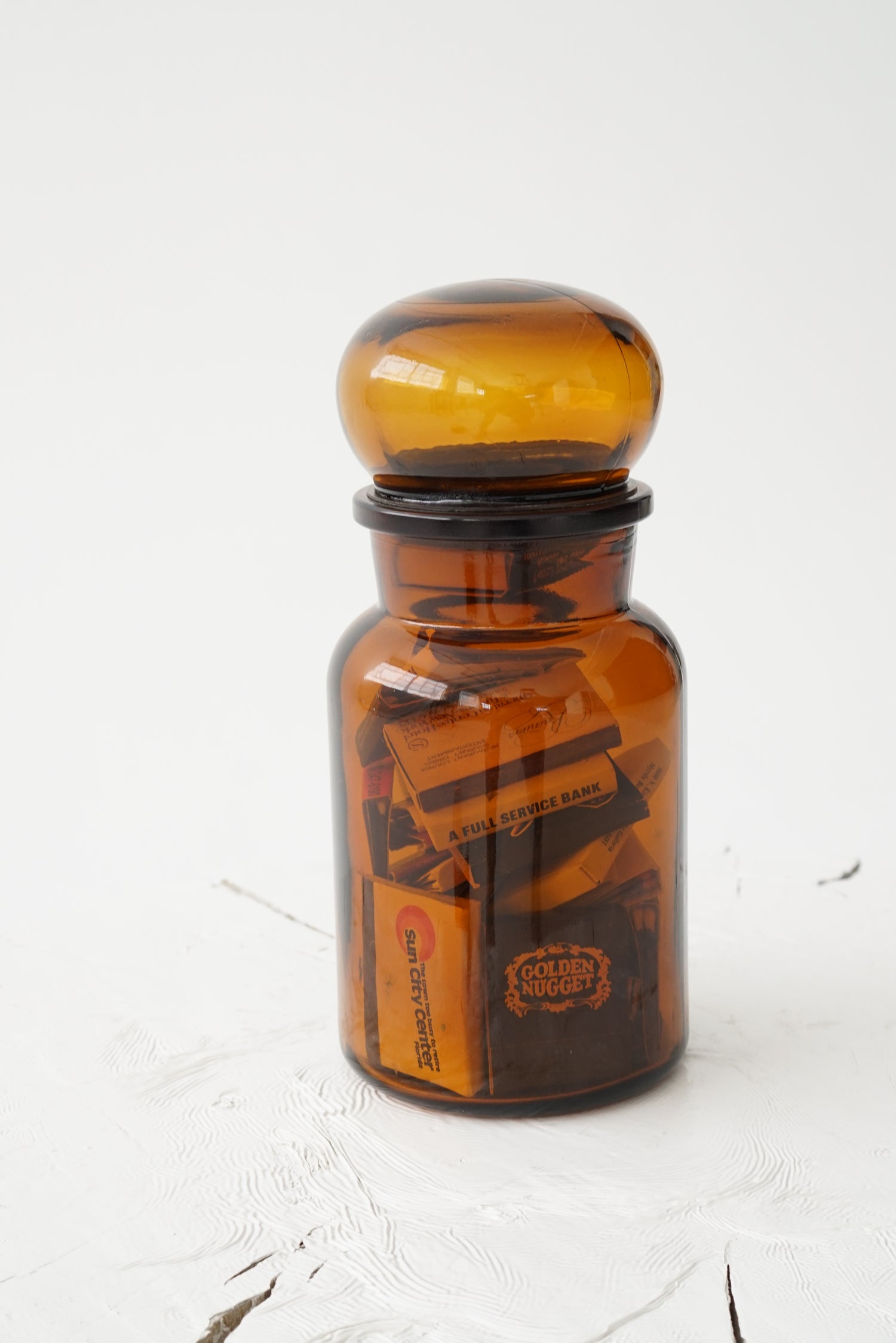 Pot en vitre ambré avec collection d'allumette vintage