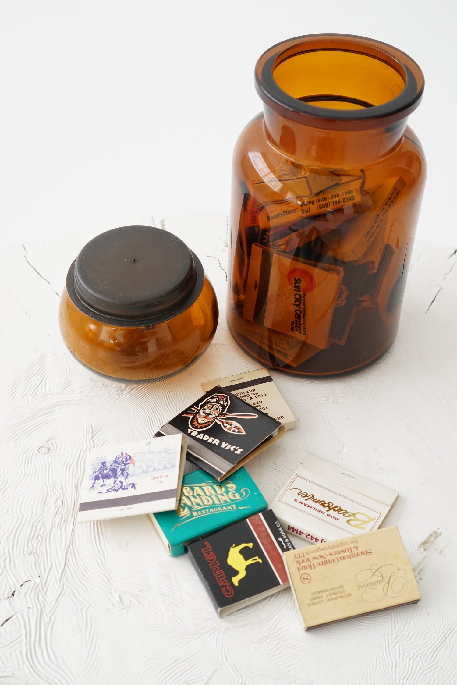 Pot en vitre ambré avec collection d'allumette vintage