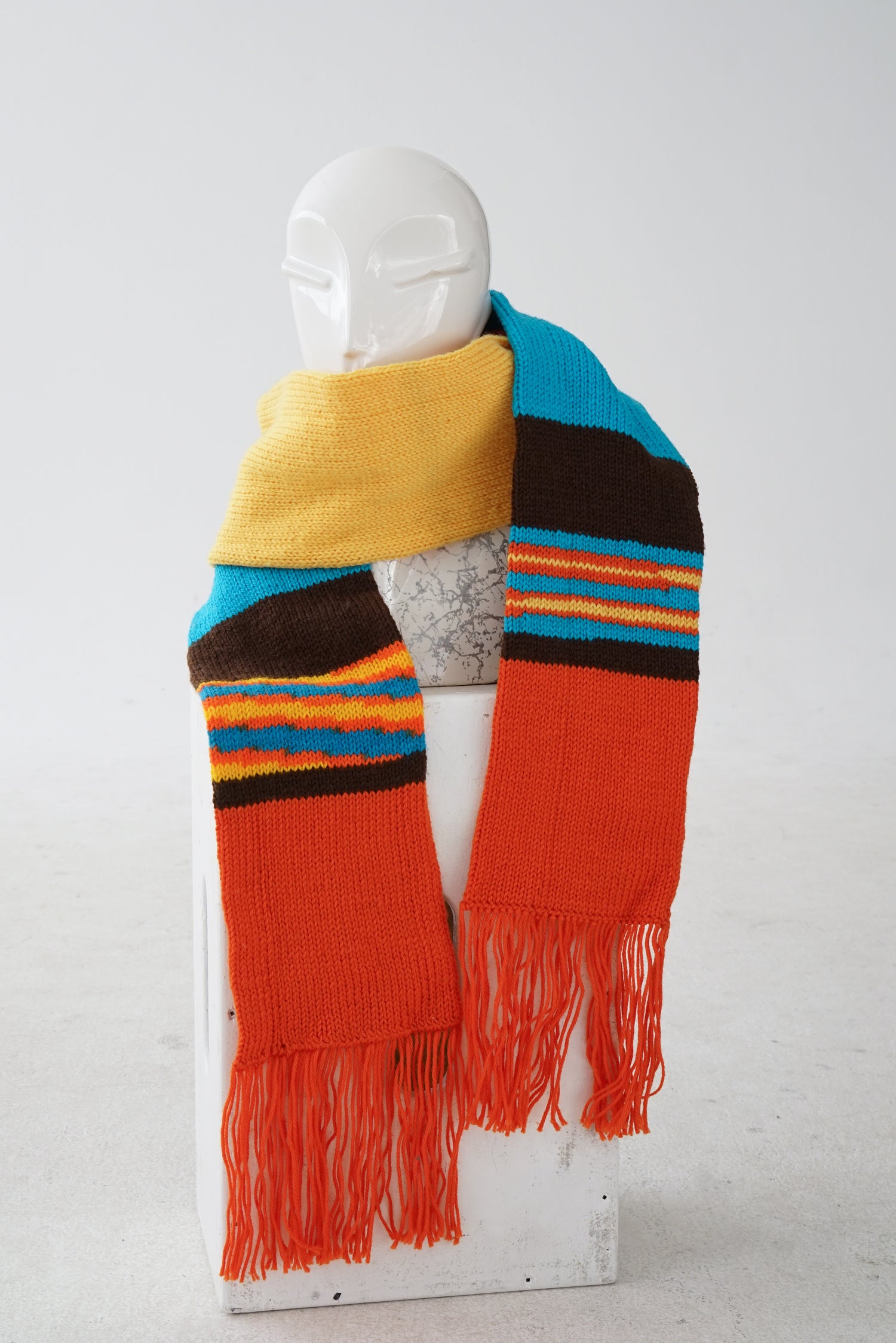 Foulard tricoté fait main orange bleu jaune