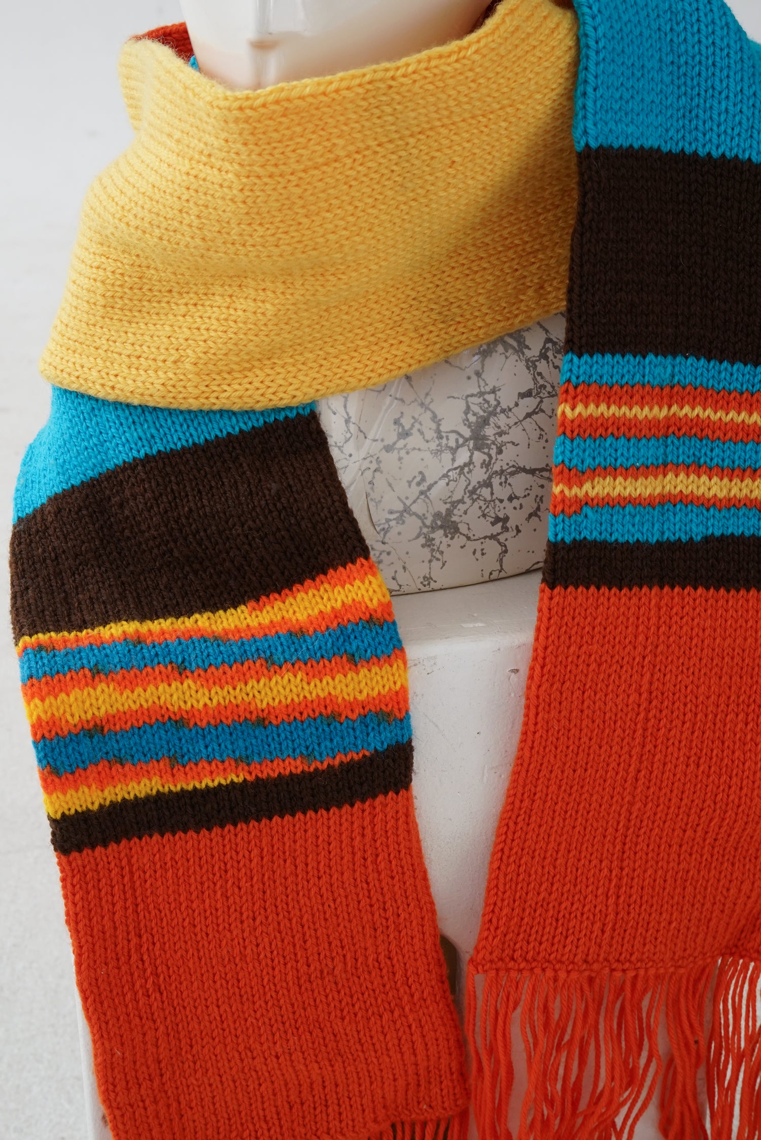 Foulard tricoté fait main orange bleu jaune