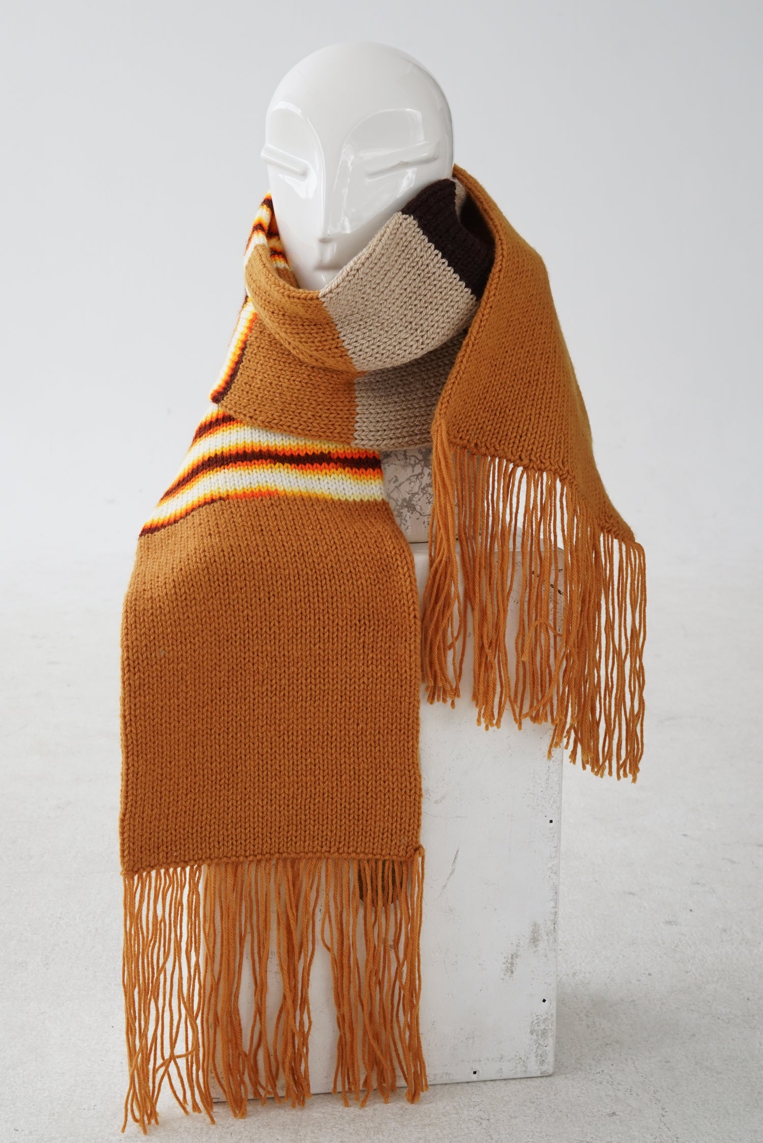 Foulard tricoté fait à la main brun, tan et orange