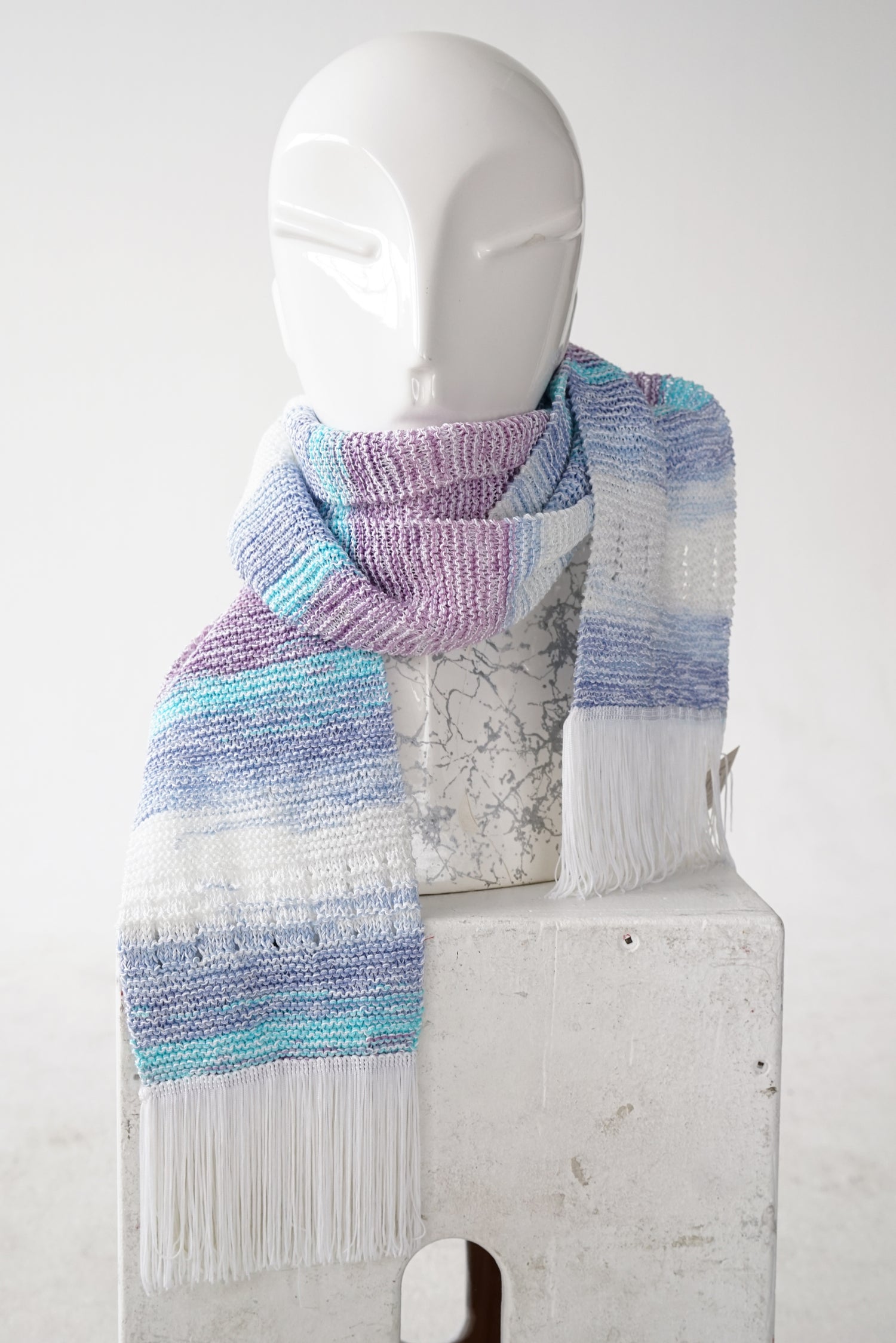 Foulard en tricot bleu blanc lila avec frange