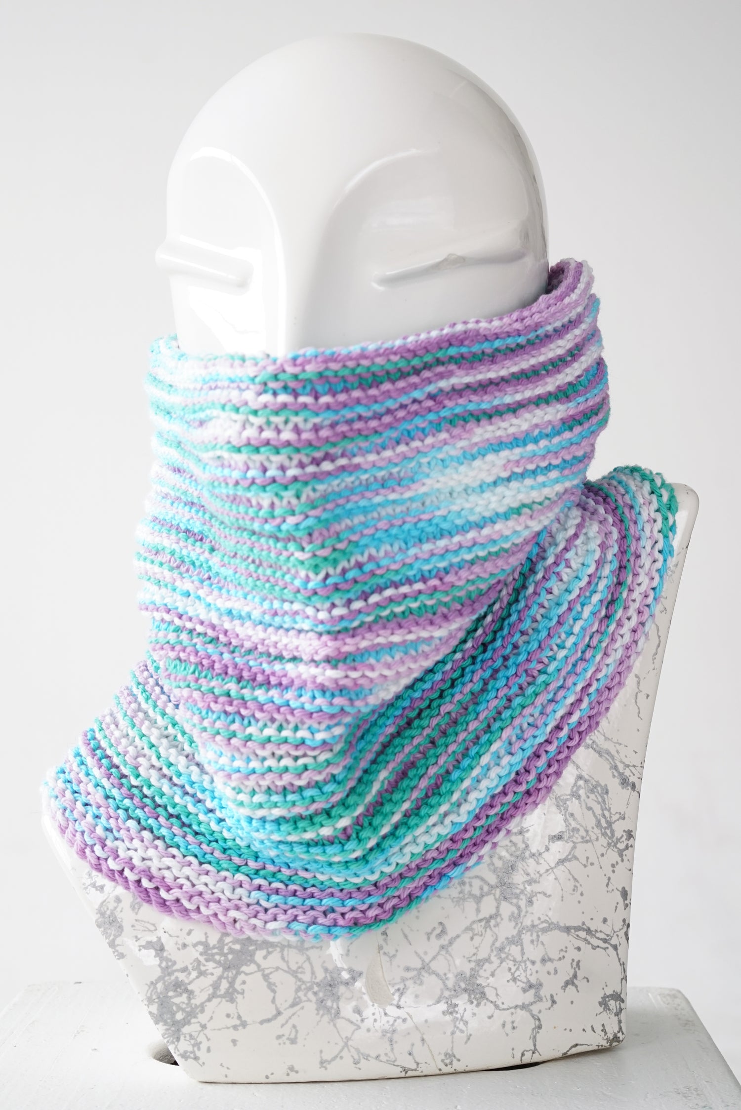 Cache cou fait à la main en tricot lila blanc bleu