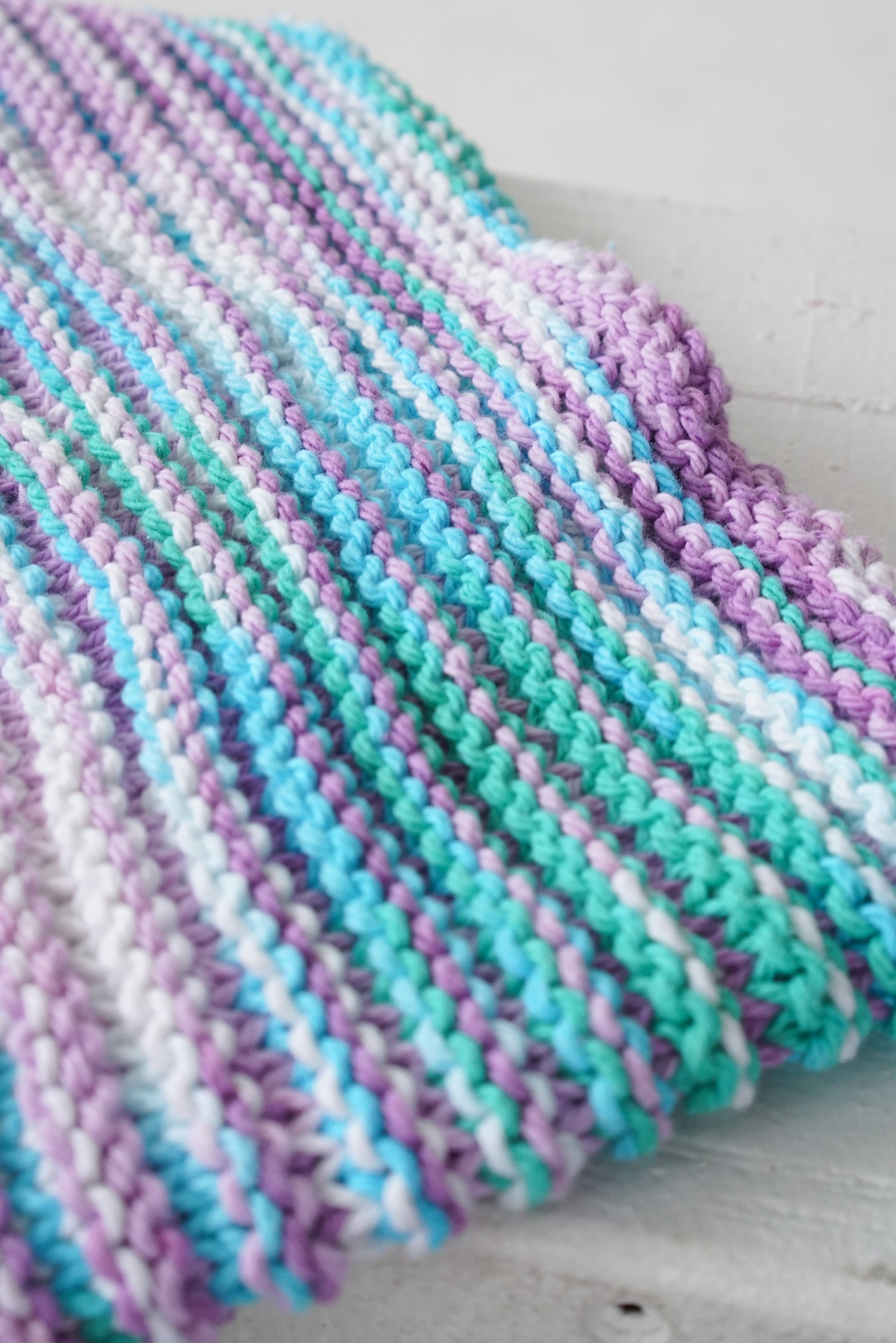 Cache cou fait à la main en tricot lila blanc bleu