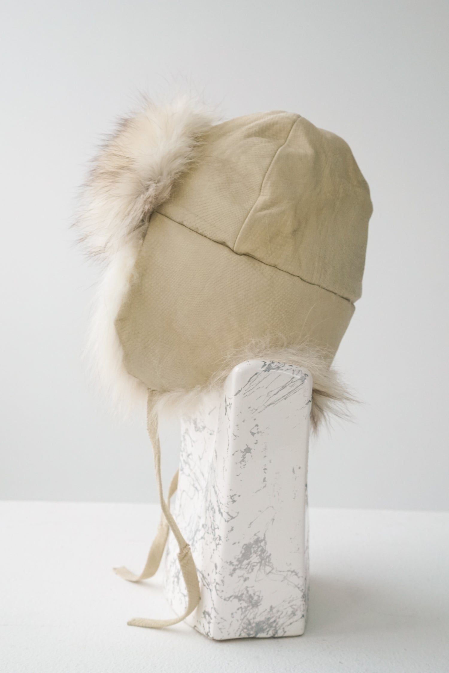 Chapeau de trapeur en fourrure et suède blanc taille S