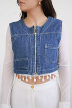 Load image into Gallery viewer, Crop top 90s taille S en jean avec zip
