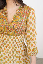 Load image into Gallery viewer, Robe vintage 70s hippie très délicate faite à la main taille XS
