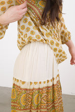 Load image into Gallery viewer, Robe vintage 70s hippie très délicate faite à la main taille XS
