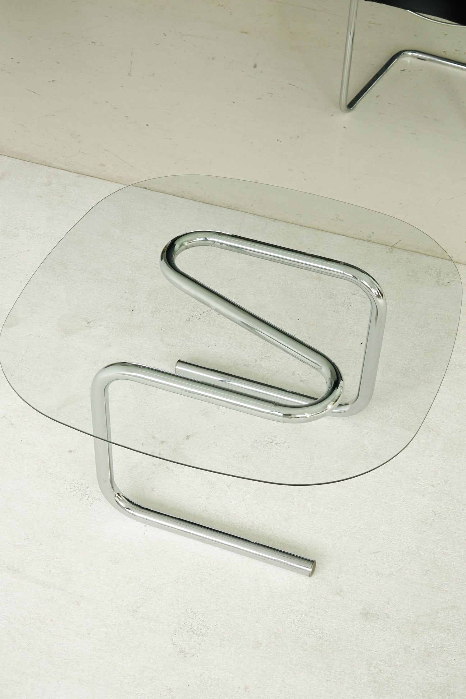 Table basse chromé bobby pin et vitre moyenne