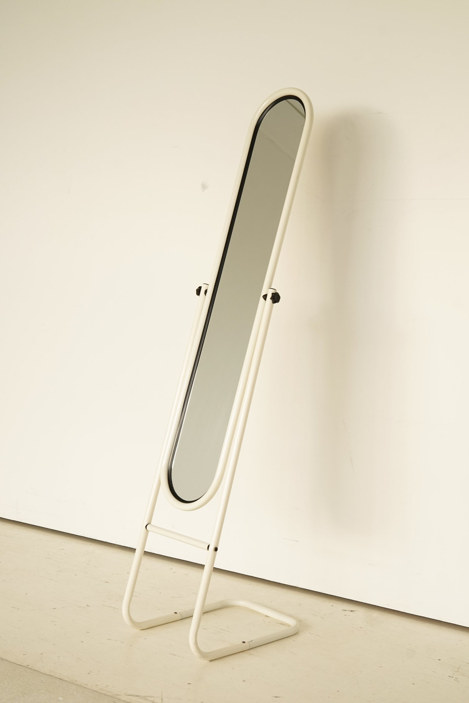 Miroir sur pied tubulaire 90s off-white