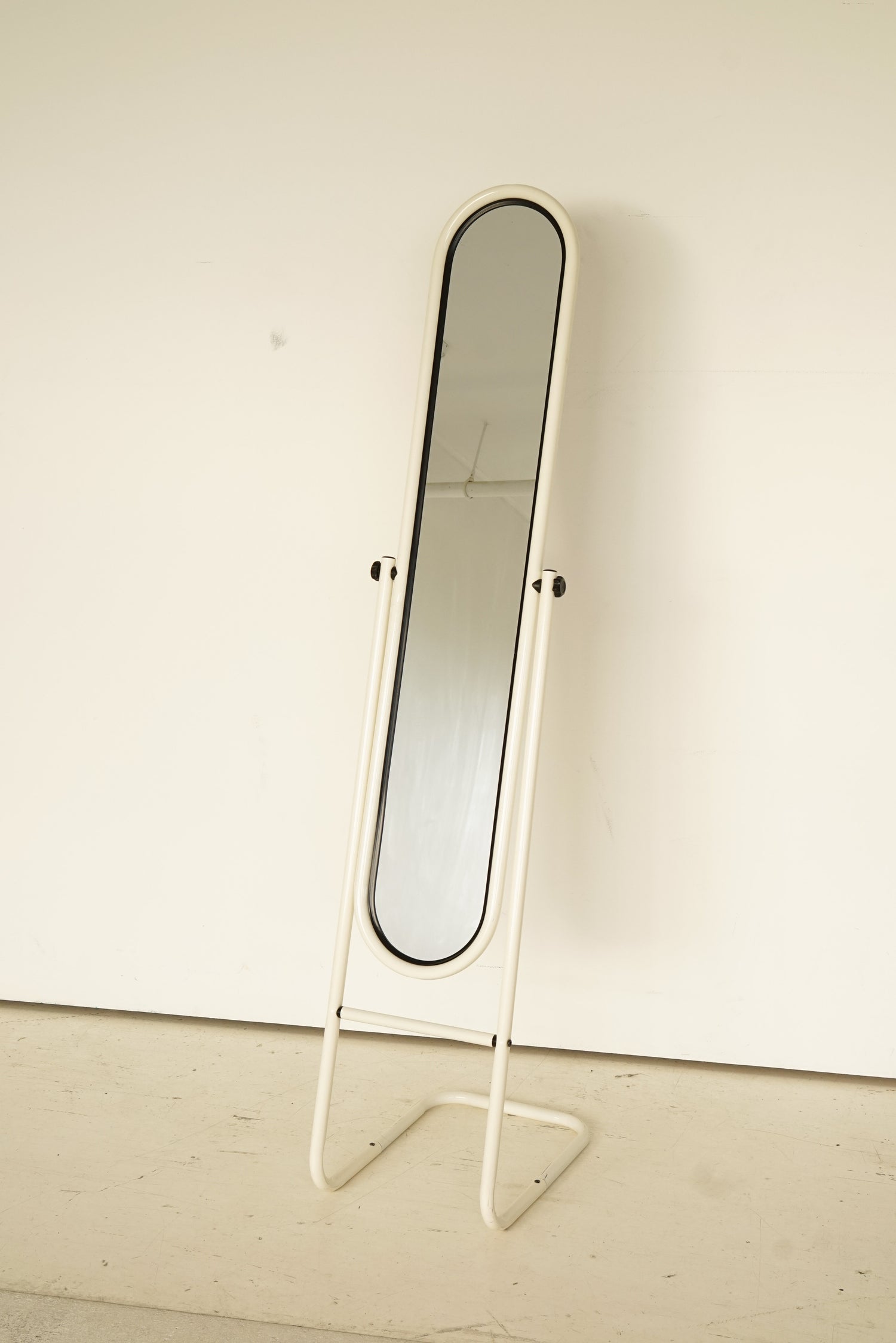 Miroir sur pied tubulaire 90s off-white