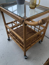 Charger l&#39;image dans la galerie, Chariot à roulette en bambou vintage avec vitre
